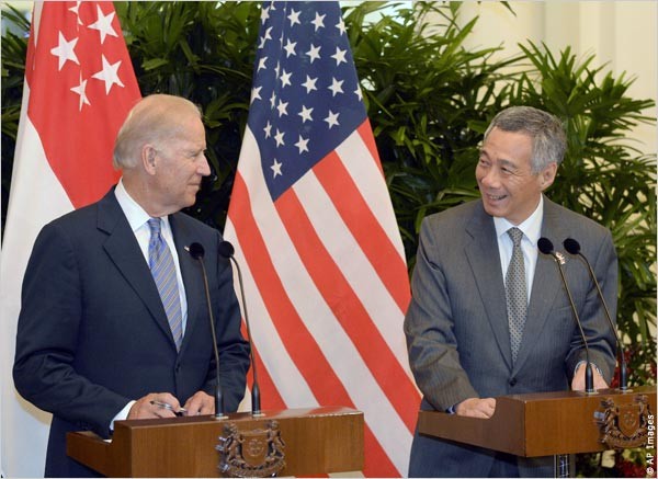 Ngày 26 tháng 7 năm 2013, Phó Tổng thống Mỹ Joe Biden hội đàm với Thủ tướng Singapore Lý Hiển Long.